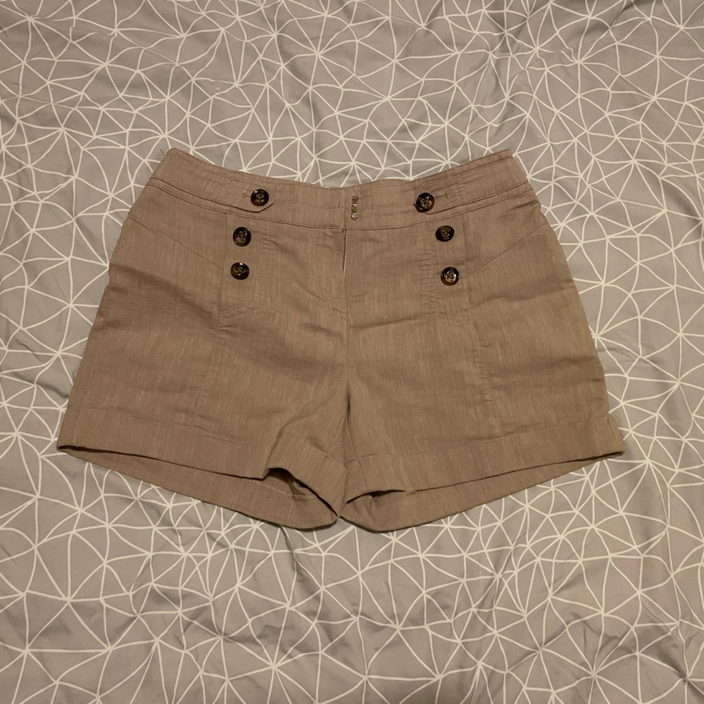 Linen shorts with an extra button, size M